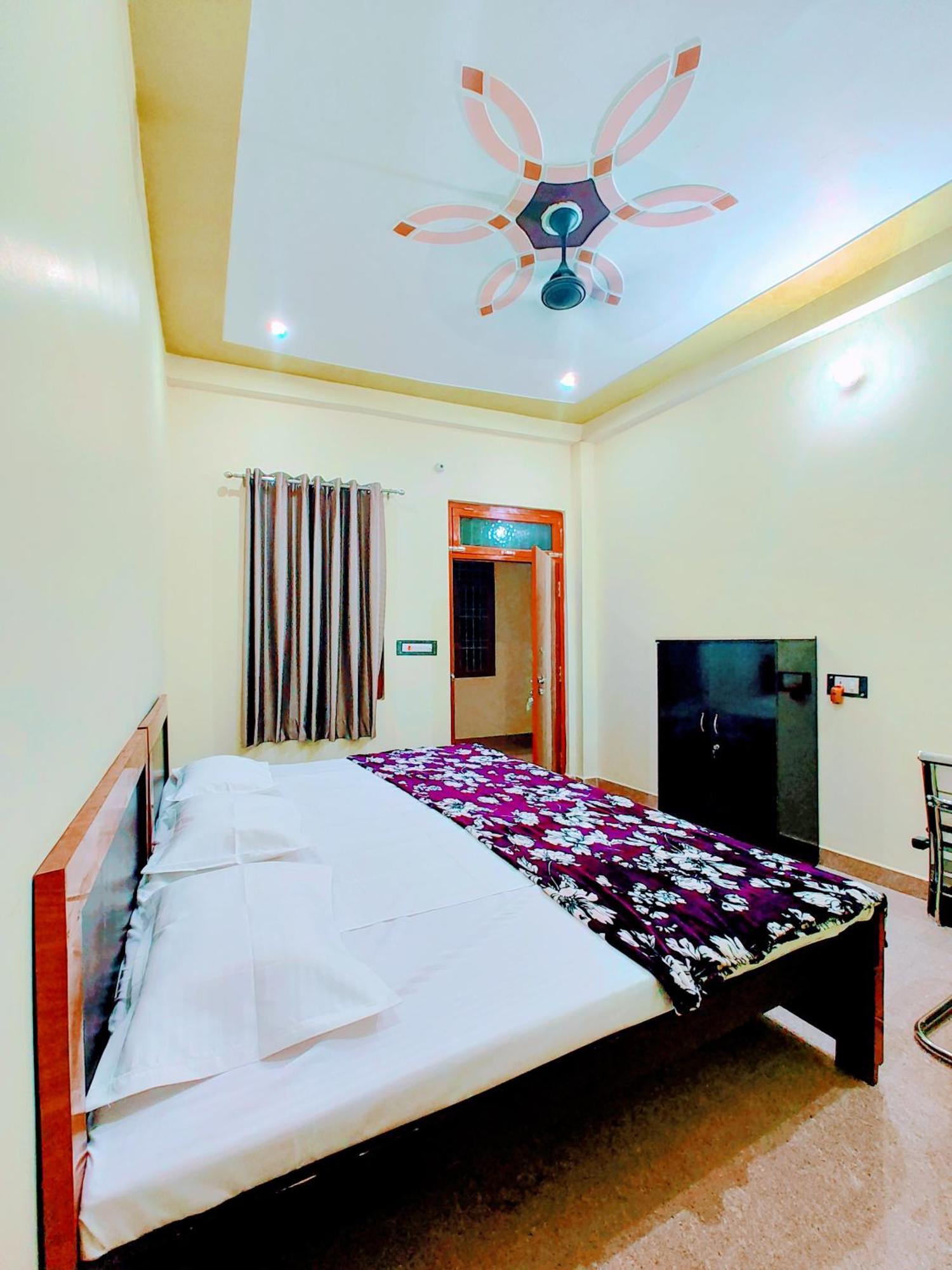 Hotel Raghukul Ayodhya ภายนอก รูปภาพ