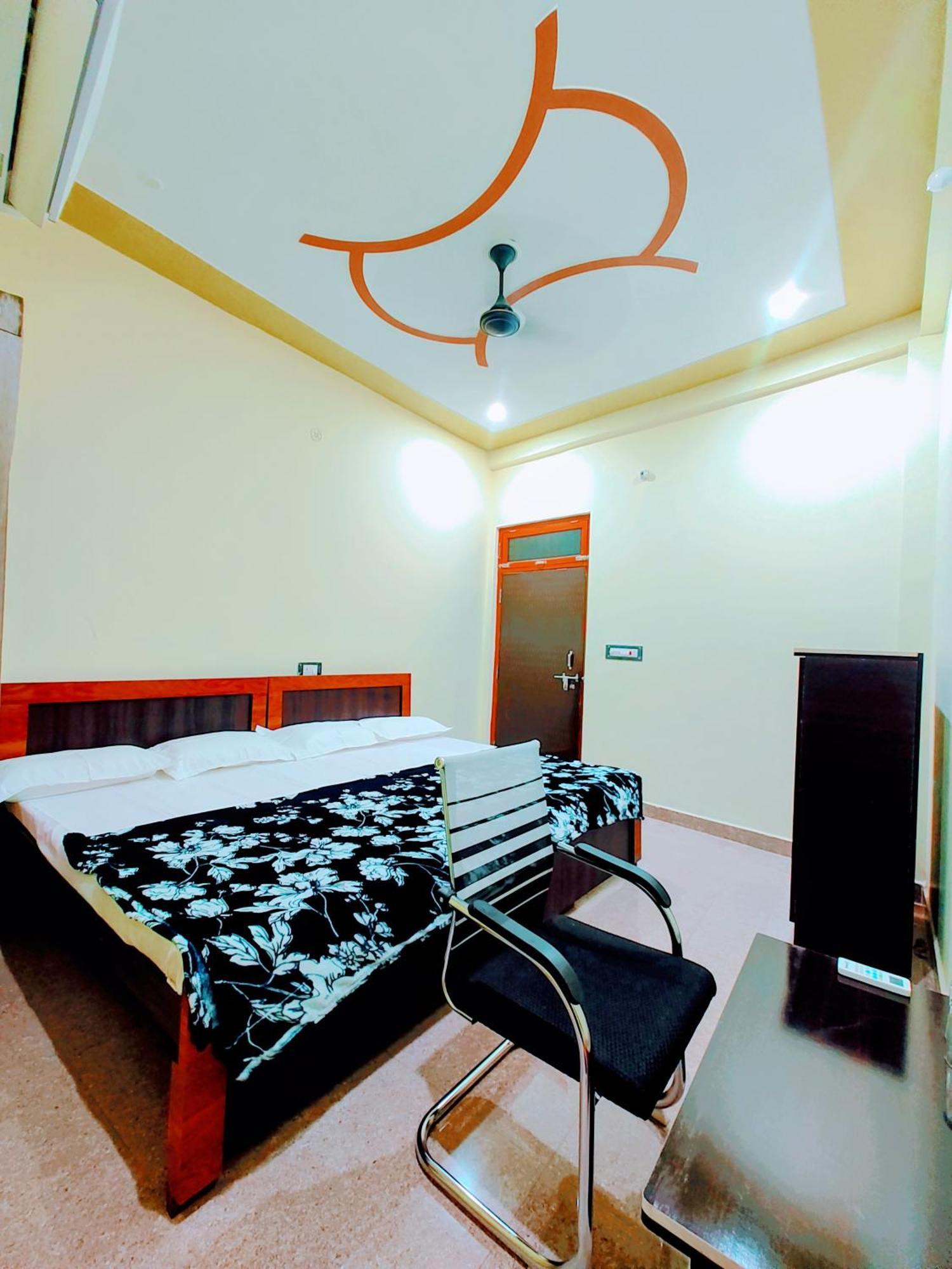 Hotel Raghukul Ayodhya ภายนอก รูปภาพ