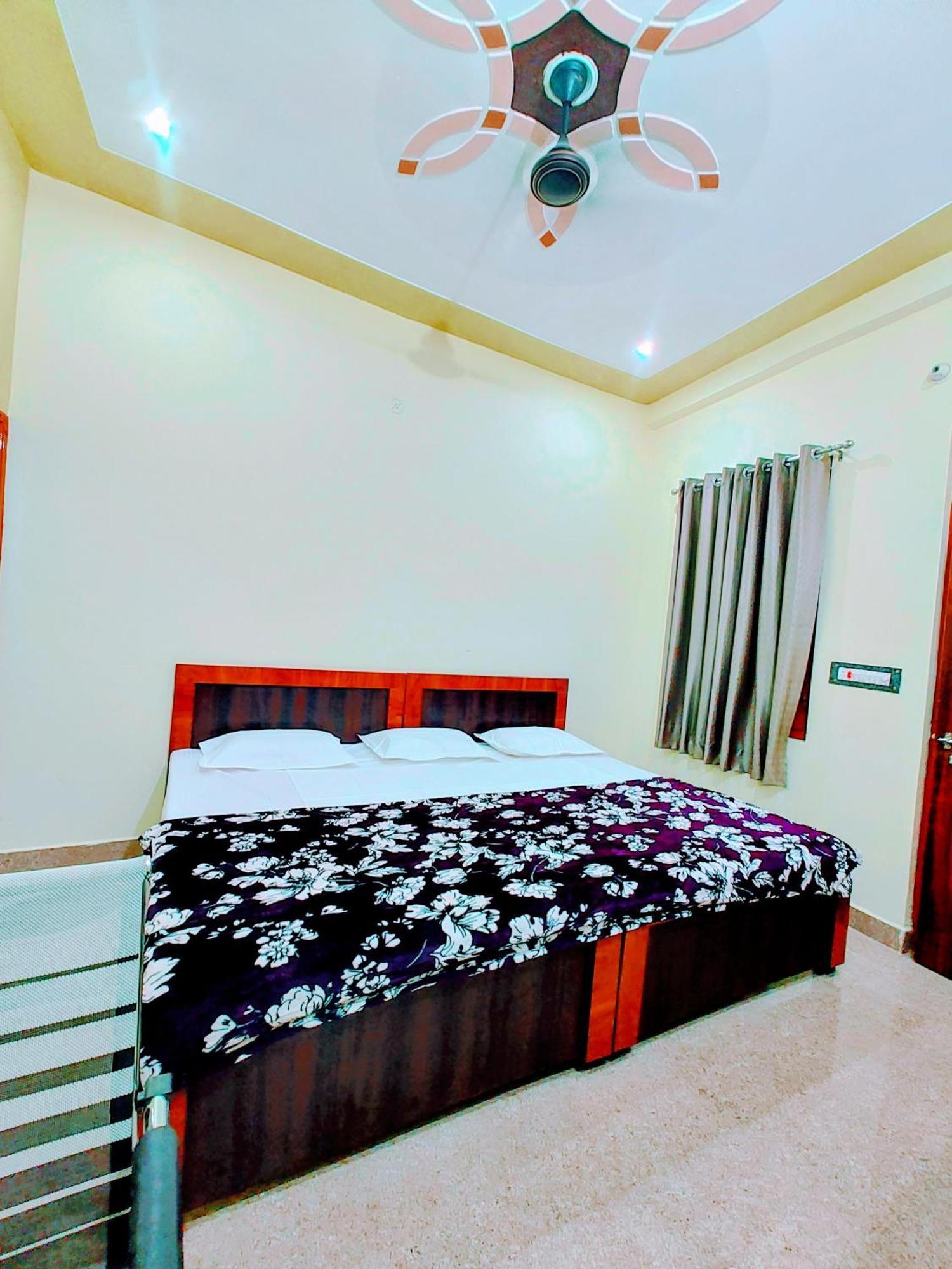 Hotel Raghukul Ayodhya ภายนอก รูปภาพ